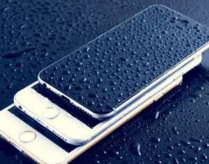 手機進水黑屏了的處理辦法，快收藏！