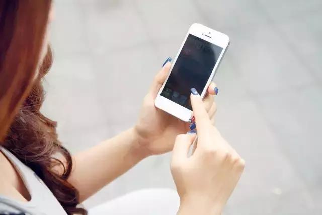 涂著指甲玩手機(jī)的女生