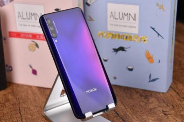 華為手機(jī)應(yīng)該怎么購買？，zui劃算是這3款手機(jī)，性能非常強(qiáng)勁！