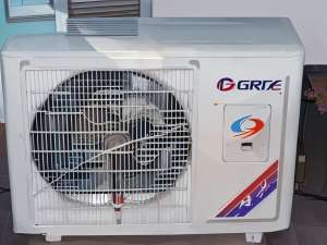 空調一開就噼里啪啦的響是怎么回事？